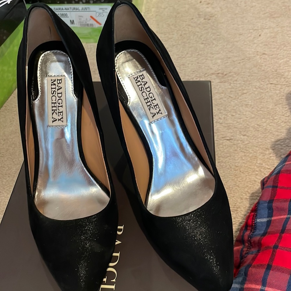 Badgley mischka pumps. 5.5. Black metallic
